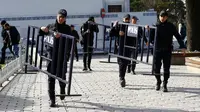 Aparat keamanan membuat pembatas agar warga tak mendekat ke lokasi ledakan yang mengguncang Sultanahmet Square di pusat kota Istanbul, Turki, Selasa (12/1). Ledakan ini menewaskan sekitar 10 orang dan 15 lainnya luka-luka. (REUTERS/Kemal Aslan)