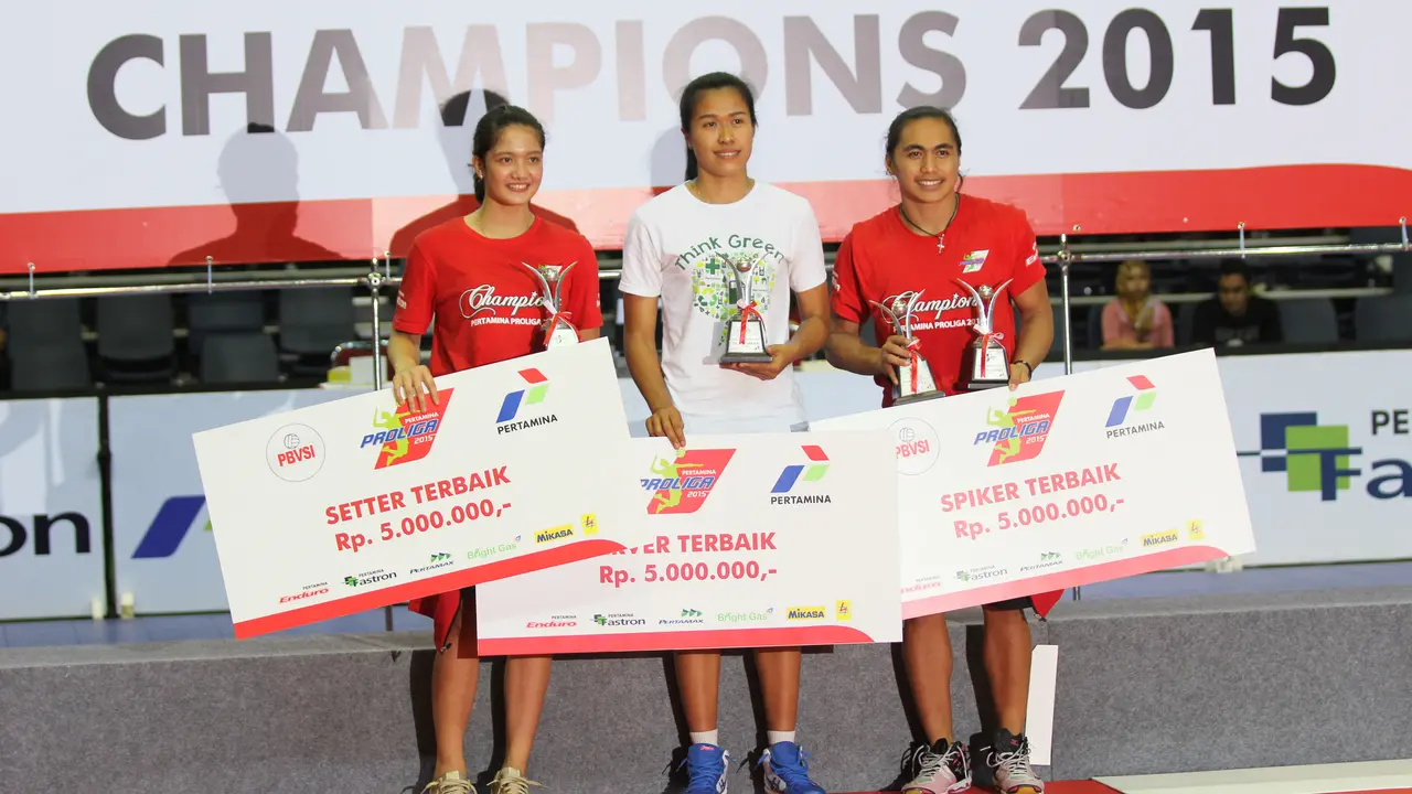 Pemain Jakarta Electric PLN Aprilia S Manganang meraih penghargaan sebagai top skor dan spiker terbaik Pertamina Proliga 2015