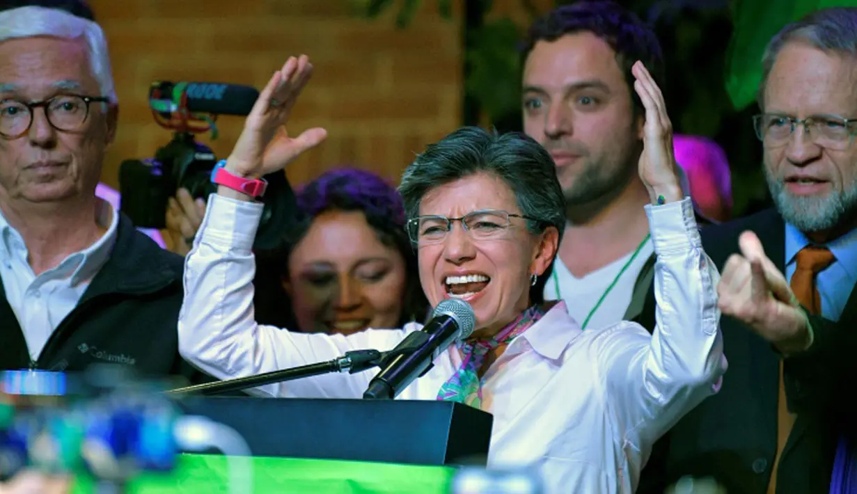 Kandidat Wali Kota Bogota, Claudia Lopez merayakan kemenangannya pada pemilihan umum (pemilu) daerah di Bogota, 27 Oktober 2019. Perempuan 49 tahun tersebut juga menjadi wali kota lesbian pertama di sebuah ibu kota di Amerika Latin. (Raul ARBOLEDA / AFP)