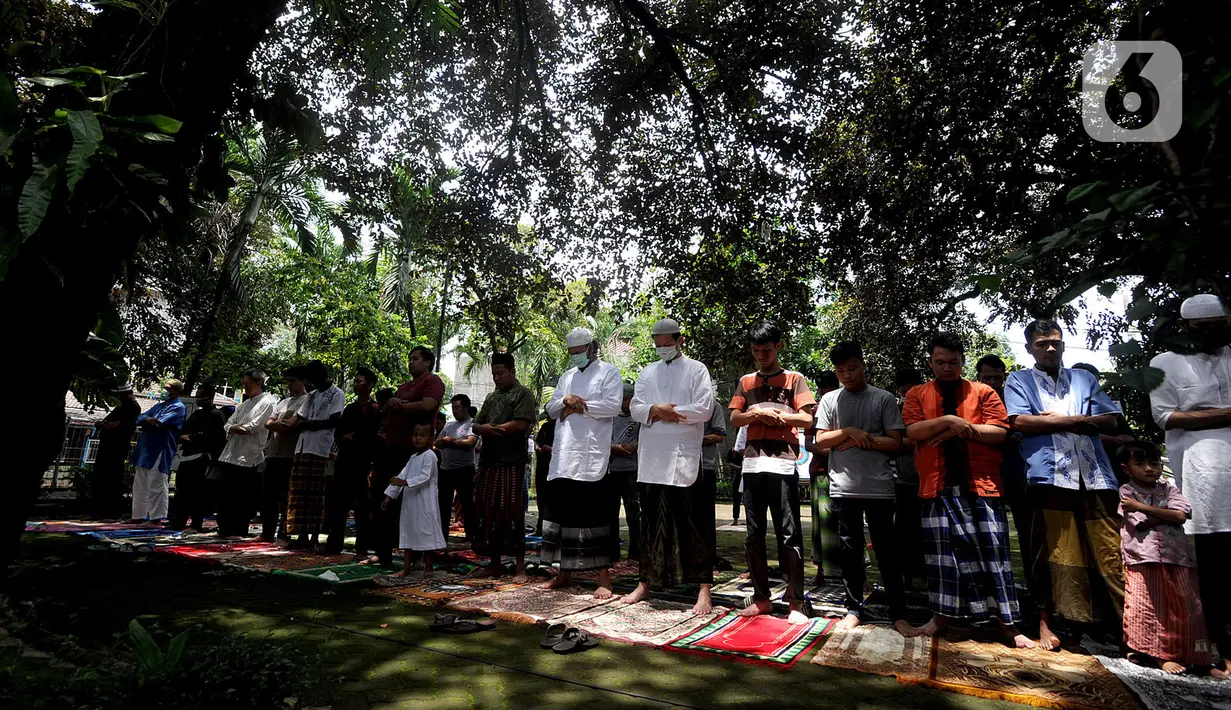 Umat muslim dengan mengenakan masker melaksanakan salat Jumat di Masjid Raya Cinere, Depok, Jawa Barat, Jumat (20/3/2020). Masjid Raya Cinere tetap menggelar salat Jumat di tengah penyebaran virus corona Covid-19, meski begitu jemaah diimbau tetap menjaga kesehatan. (merdeka.com/Arie Basuki)