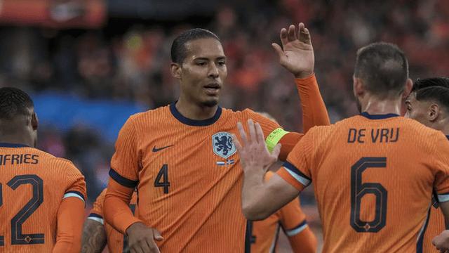 Virgil van Dijk dan kawan-kawannya merayakan gol Xavi Simons saat Belanda menang 4-0 atas Islandia dalam uji coba di Stadion Feyenoord, Selasa (11/6/2024) dini hari WIB. (AP Photo/Patrick Post)