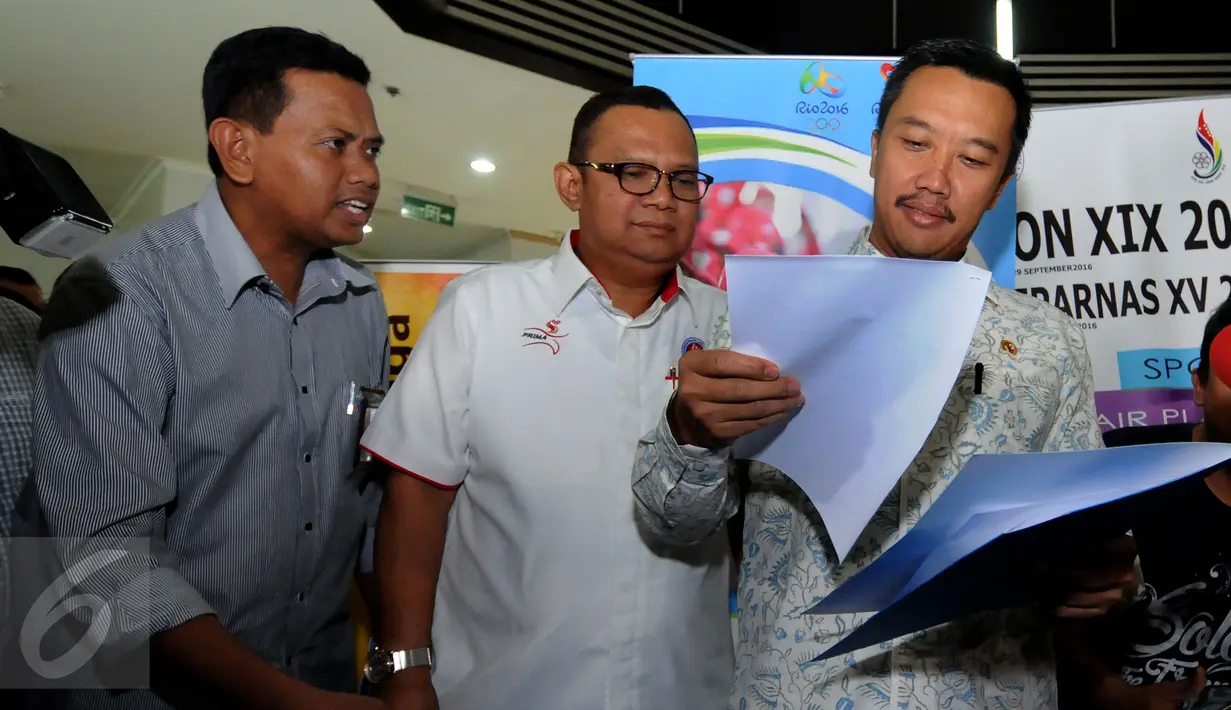 Menpora Imam Nahrawi (kanan) mengecek SK Pencabutan Keputusan Menpora No 01307 tahun 2015 tentang Sanksi PSSI di Gedung Kemenpora, Jakarta, Rabu (11/5/2016). Pencabutan ini tindak lanjut putusan MA dan amanat FIFA. (Liputan6.com/Helmi Fithriansyah)