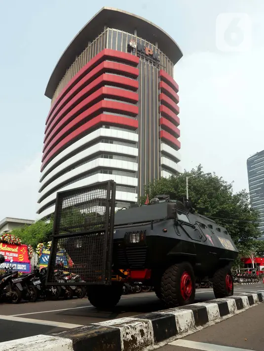 Kendaraan taktis milik kepolisian disiagakan di jalan Kuningan Persada sekitar Gedung Merah Putih KPK, Jakarta, Selasa (1/6/2021). Pengamanan gedung KPK dan sekitarnya diperketat terkait upacara pelantikan pegawai KPK menjadi Aparatur Sipil Negara. (Liputan6.com/Helmi Fithriansyah)