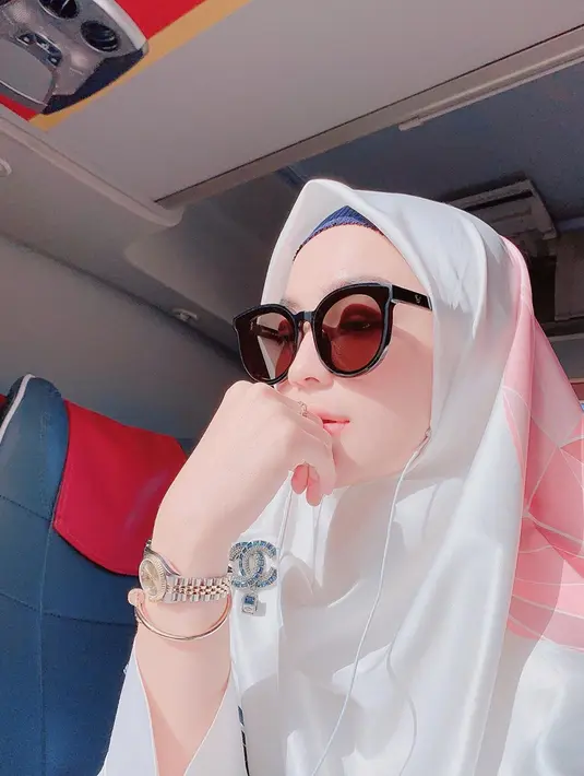 Kini penampilan Imel PC pun banyak berubah. Ia kini berhijab dengan tampilannya yang menawan. Selain itu ia pun sudah jarang muncul di layar kaca sebagai aktris. Namun sesekali ia pun muncul di layar kaca dalam acara talkshow bersama Afdhal Yusman. (Liputan6.com/IG/@imelpc)
