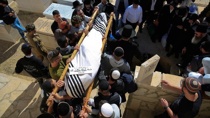 Tentara Israel memakamkan jenazah Yosef Cohen yang tewas ditembak Palestina di Mt. Zaitun, Yerusalem, Jumat (14/12). Cohen  adalah salah satu dari dua tentara Israel yang tewas ditembak pria Palestina. (AP Photo/Ariel Schalit)