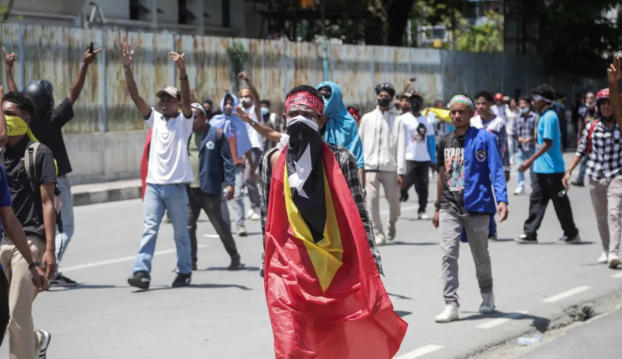 Massa yang terdiri dari mahasiswa dari berbagai universitas melakukan aksi unjuk rasa di sebuah jalan di Dili, Timor Leste, pada 16 September 2025. (VALENTINO DARIELL DE SOUSA/AFP)