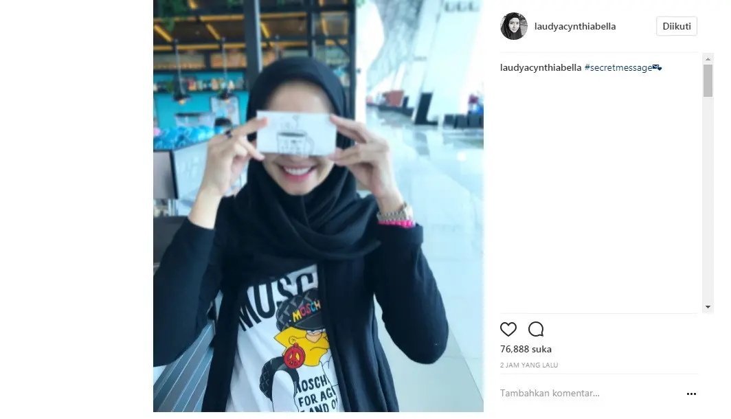 Laudya Cynthia Bella tersenyum lebar sambil menunjukkan pesan rahasia yang diterimanya (Foto: Instagram)