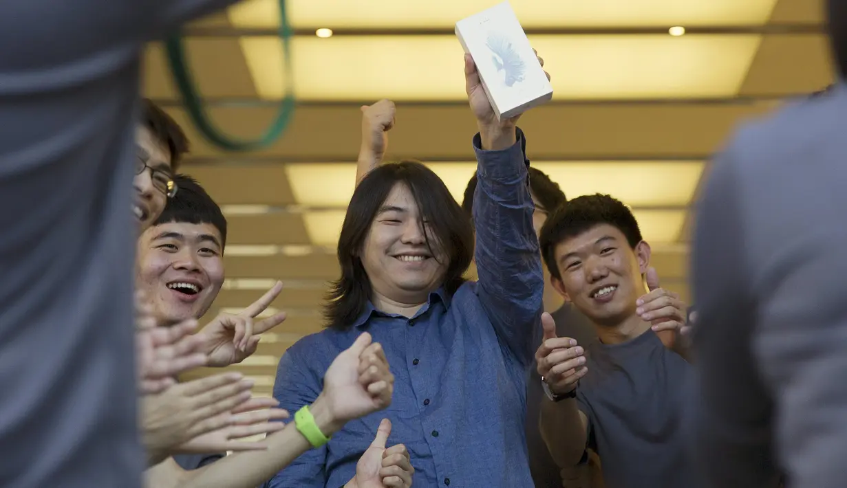 Seorang pembeli memperlihatkan iPhone 6s plus di Apple Store, Beijing, Cina (25/9/2015). Penjualan perdana iPhone 6s dan 6s Plus sendiri akan digelar di berbagai negara dengan periode pre-order mulai 12 September 2015. (REUTERS/Damir Sagolj)