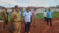 Wali Kota Depok, Supian Suri saat meninjau lokasi bekas Situ Gugur yang akan dijadikan lahan perumahan di wilayah Sawangan, Depok. (Foto: Liputan6.com/Dicky Agung Prihanto)