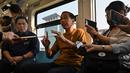 Jokowi pun mengingatkan bahwa keamanan dan keselamatan harus diutamakan. Presiden juga mengakui bahwa masih ada beberapa hal yang harus diperbaiki, baik dari sistem maupun teknis dalam pengoperasionalan LRT. (ADEK BERRY/AFP)