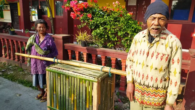 Sesekali, pasangan tua Katmini dan Harun, berhenti menyeka keringat, di tengah barang gendonganya sebuah kandang ayam untuk diperjualbelikan bagi warga yang membutuhkan.