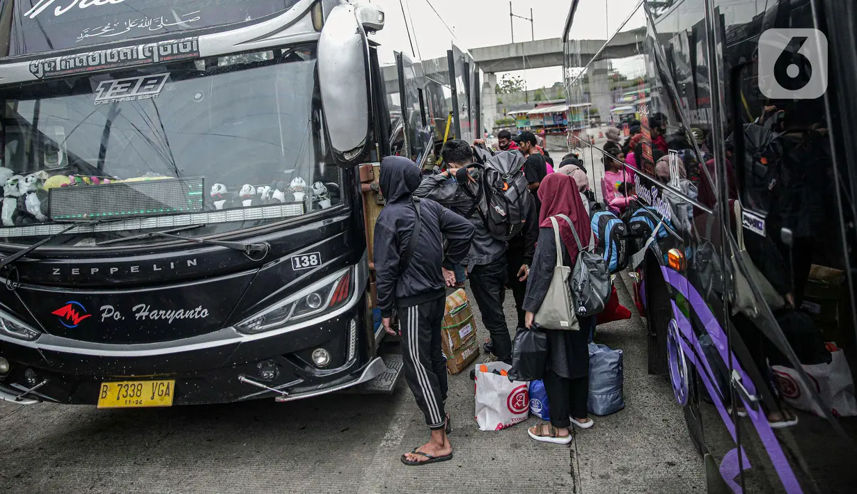 <p>Penumpang memasukkan barang bawaan ke bagasi bus AKAP di Terminal Bayangan Lebak Bulus, Jakarta, Kamis (21/4/2022). Sebagian pemudik memilih pulang kampung lebih awal untuk menghindari puncak arus mudik Lebaran. (Liputan.com/Faizal Fanani)</p>