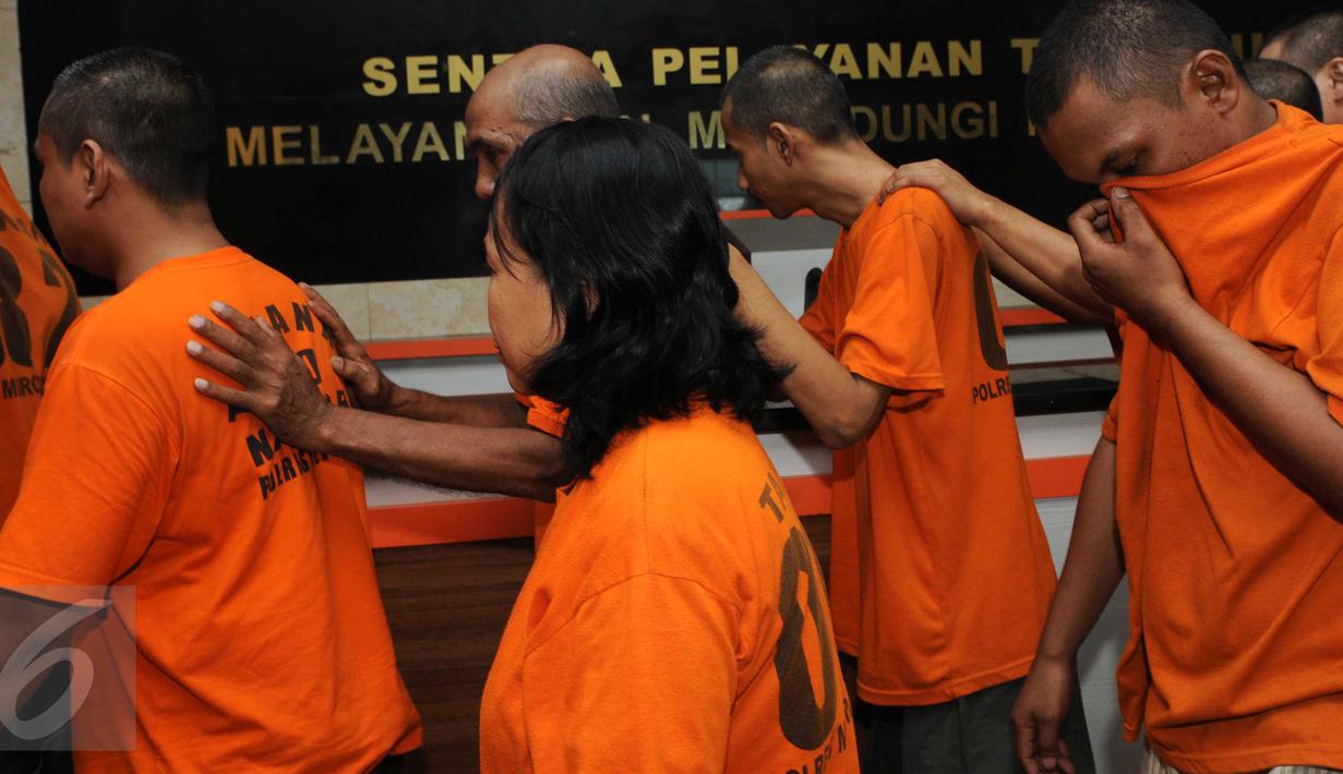 Para tersangka pemilik Narkoba saat berada di Polres Jakarta Timur, Sabtu (6/2). 55 orang tersangka termasuk seorang oknum pegawai Pemda ditangkap. (Liputan6.com/Helmi Afandi)