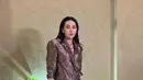 Karisma Kapoor turut merayakan Diwali bersama keluarga besar. Ia tampil elegan dibalut Sherwani nuansa coklat-emas. [@therealkarismakapoor]