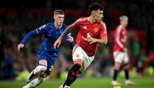 Tampak Cole Palmer coba mengambil bola dari kaki Lisandro Martinez pada laga antara Chelsea kontra MU di ajang Liga Inggris. (Paul ELLIS / AFP)