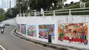 Mural bertema Pemilu 2019 menghiasi tembok di kawasan Dukuh Atas, Jakarta, Senin (1/4). Mural-mural tersebut dibuat dalam rangka menyukseskan Pemilu yang akan berlangsung pada 17 April 2019 mendatang. (Liputan6.com/Immanuel Antonius)