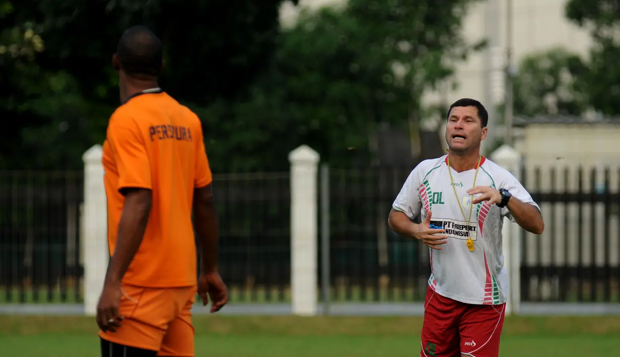 Pelatih Persipura, Oswaldo Lessa berbincang dengan pemainnya saat berlatih di Lapangan C Senayan, Jakarta, Selasa (5/5/2015). Latihan tersebut merupakan persiapan jelang AFC 2015 di Bengaluru, India, 12 Mei mendatang. (Liputan6.com/Helmi Fithriansyah)