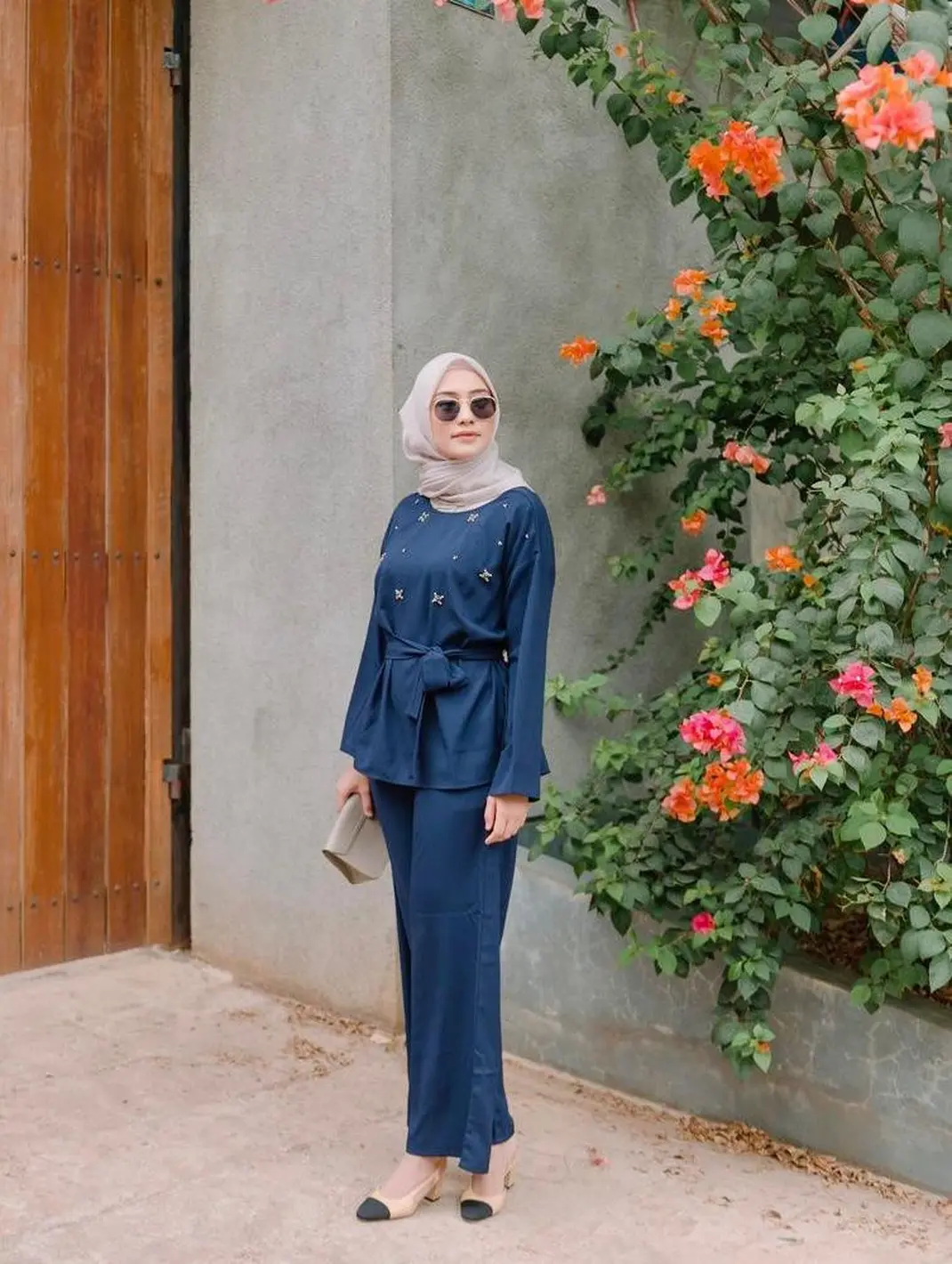 10 Ide Padu Padan Baju Warna Biru Dongker dengan Hijab, Simpel dan