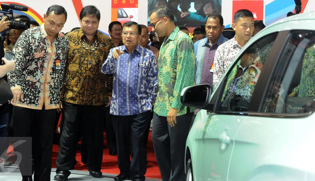 Wakil Presiden, Jusuf Kalla (tengah) didampingi Menteri Perindustrian Airlangga Hartarto melihat lihat Indonesia Internasional Motor Show (IIMS) 2017 di Jakarta, Kamis (27/4). IIMS 2017 akan berlangsung hingga 7 Mei 2017. (Liputan6.com/Helmi Fithriansyah)