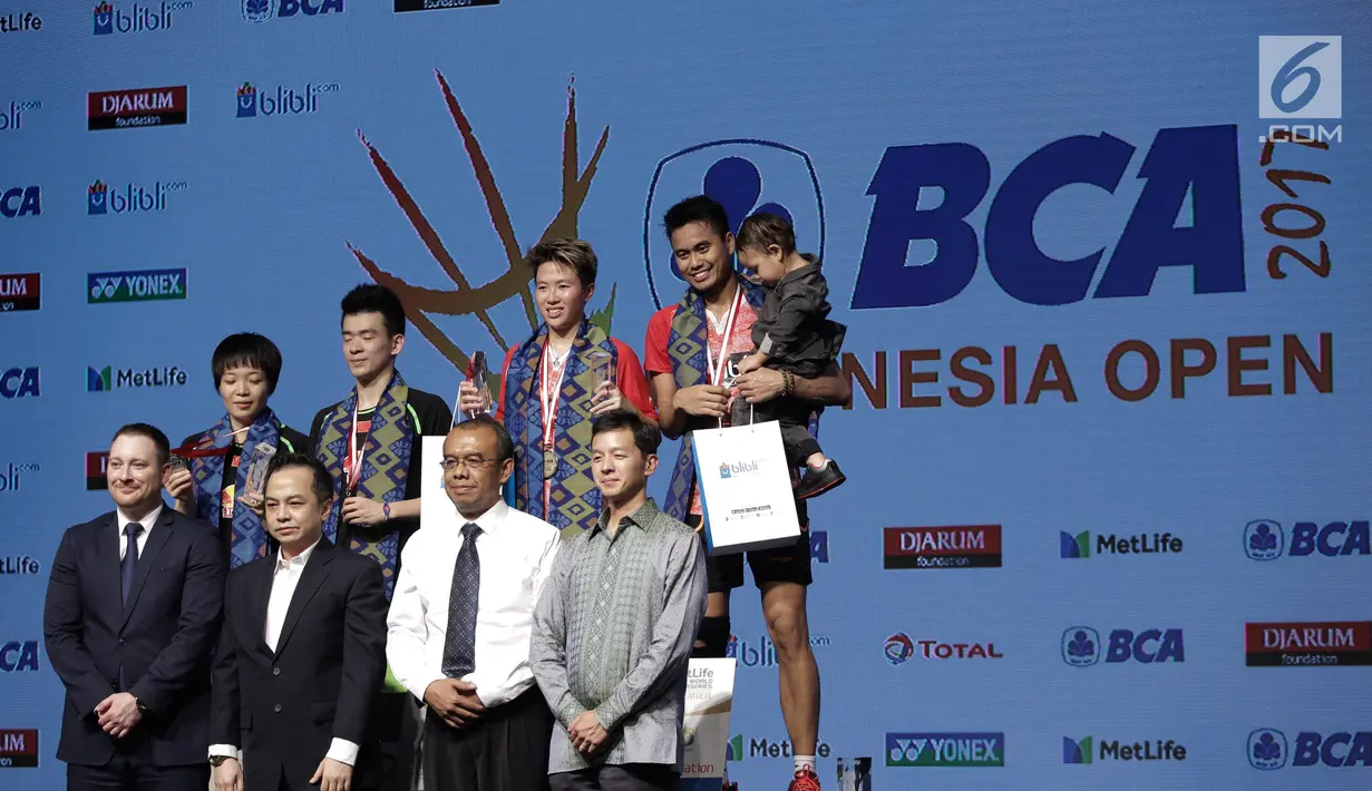 Ganda Campuran Indonesia, Tontowi Ahmad/Liliyana Natsir dan Zheng Siwei/Chen Qingchen asal China foto bersama Wakil Presdir BCA Armand W Hartono usai final BCA Indonesia Open 2017 di Jakarta, Minggu (18/6). (Liputan6.com/Faizal Fanani)