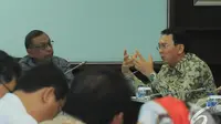 Gubernur DKI Jakarta memberikan penjelasan saat rapat bersama di Kantor Kementerian PU dan Perumahan Rakyat, Jakarta, Senin (15/12/2014). (Liputan6.com/Herman Zakharia)