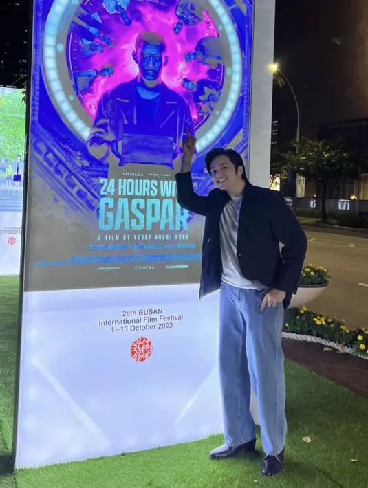 Angga Yunanda pun hadir mensupport sang kekasih mengenakan gaya smart casual dengan jas hitam, inner kaos putih, dan celana denimnya. Serta sepatu hitam pantofel berhak. [@angga]