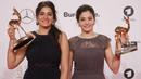 Berkat perjuangannya, Yusra Mardini (kanan) dan saudara perempuannya yang termasuk dalam romobongan imigran, Sarah Mardini dianugerahi penghargaan Bambi, penghargaan tahunan di Jerman dari Hubert Burda Media untuk tokoh-tokoh inspiratif. (Foto: AFP/Axel Schmidt)