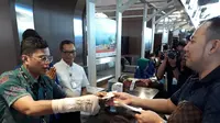 Lengan kanan dibalut gips, Pahala Nugraha Mansyuri Direktur Utama Garuda Indonesia, layani calon penumpang