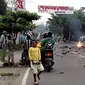Massa turun ke jalan dalam unjuk rasa yang berujung kerusuhan di Manokwari, Papua, Senin (19/8/2019). Mereka membakar gedung DPR juga memblokade jalan dengan membakar ban sebagai buntut dari peristiwa yang dialami mahasiswa Papua di Surabaya dan Malang, serta Semarang beberapa hari lalu. (STR / AFP)