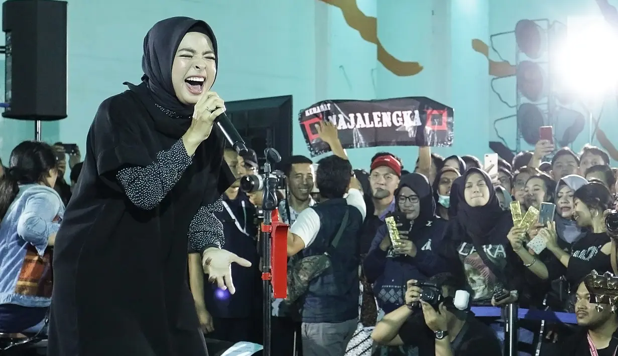 Penampilan vokalis Band Kotak, Tantri dalam Road to Playfest 2019 di Terowongan Kendal, Jakarta (26/7/2019). Terowongan Kendal tempat ngamen personel Kotak dipenuhi penonton yang merasa surprise dan terhibur dengan lantunan lagu Masih Cinta. (Fimela.com/Bambang E. Ros)