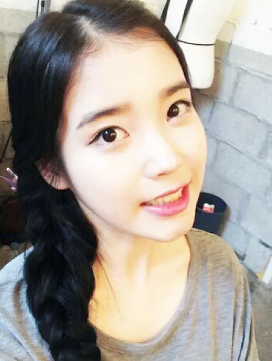 Lee jun Ki juga mengatakan bahwa karakter yang diperankan Ji Eun memang tergolong sulit. Pasalnya ia harus pandai membuat emosinya naik-turun. (Instagram/iu_real)