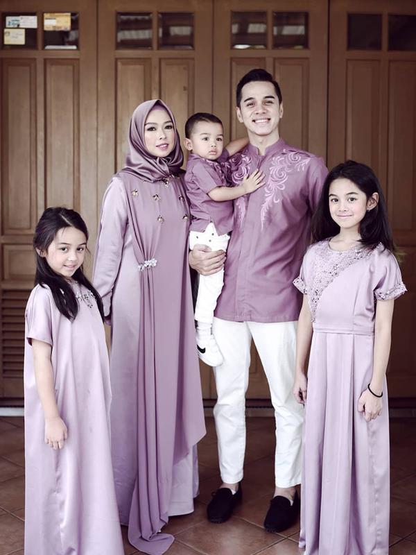 Rionaldo Stockhorst menikah dengan Aurelia Beata Schulz pada 27 Oktober 2007. Keduanya sekarang hidup bahagia dengan hadirnya tiga orang anak. (Liputan6.com/IG/@rio.stokhorst)
