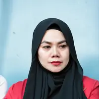 Belum lama ini, Sarita dikabarkan telah mengurungkan niatnya untuk bercerai dengan sang suami. Dengan alasan fokus, Sarita menunda sementara gugatan cerai. Hal itu dikatakan kuasa hukumnya. (Adrian Putra/Bintang.com)