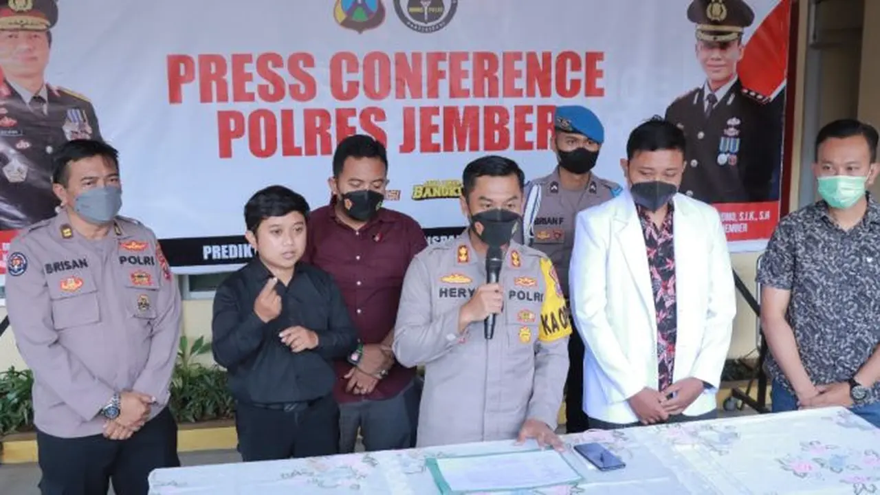Kapolres Jember AKBP Hery Purnomo (Tengah) memberikan keterangan pers terkait hasil penyelidikan  kematian mahasiswi Unej (Istimewa)