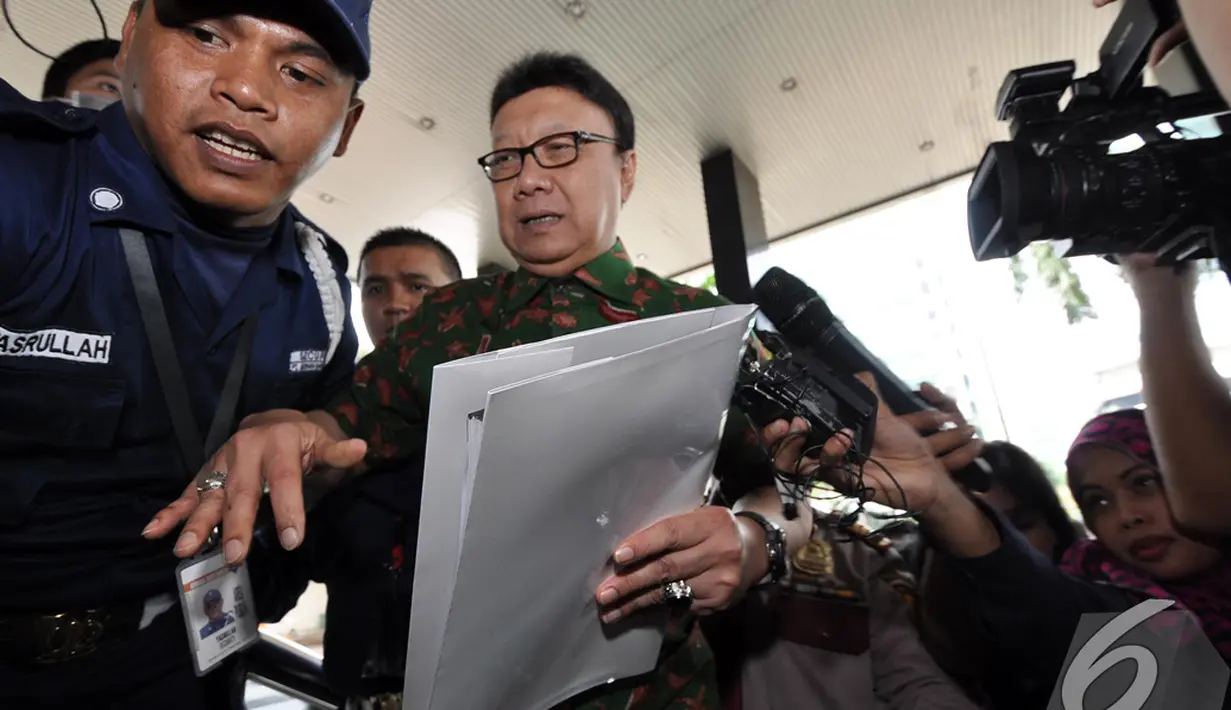 Menteri Dalam Negeri Tjahjo Kumolo saat mendatangi gedung KPK, Jakarta, Senin (10/11/2014)  (Liputan6.com/MIftahul Hayat)