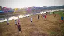 Warga bermain sepak bola di bantaran Kanal Banjir Barat, Jakarta, Kamis (11/9/14). (Liputan6.com/Faizal Fanani) 