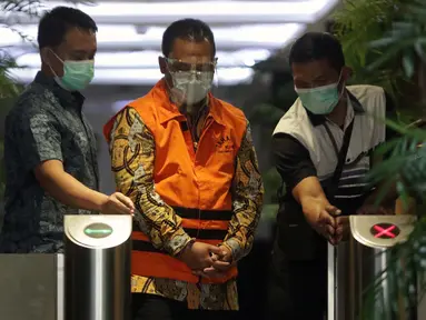 Kepala Subdirektorat Kerjasama dan Dukungan Pemeriksaan Dirjen Pajak, Dadan Ramdani (tengah) usai rilis penahanan di Gedung KPK, Jakarta, Jumat (13/8/2021). Dadan Ramdani tersangka dugaan penerimaan hadiah atau janji terkait pemeriksaan perpajakan tahun 2016-2017. (Liputan6.com/Helmi Fithriansyah)