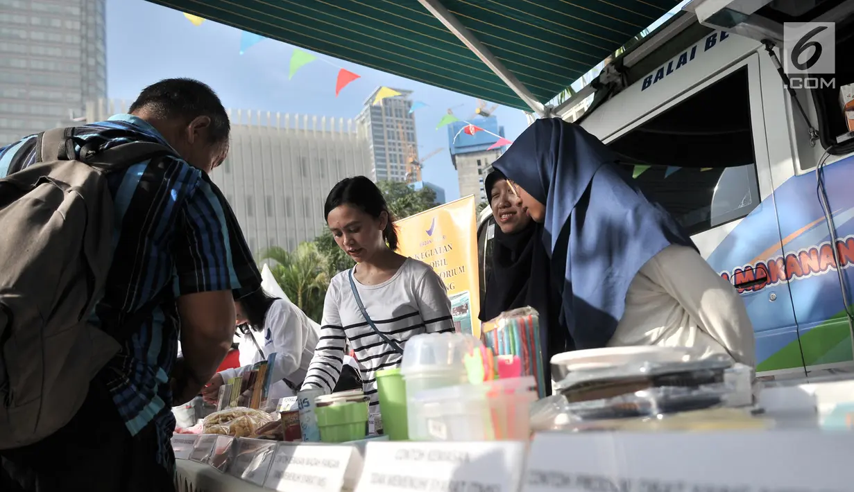 Petugas Badan Pengawasan Obat dan Makanan (BPOM) mensosialisasikan kepada warga jenis makanan dan produk kosmetik saat peringatan HUT ke-18 BPOM di Sarinah, MH Thamrin, Jakarta, Minggu (10/2). (Merdeka.com/Iqbal S. Nugroho)
