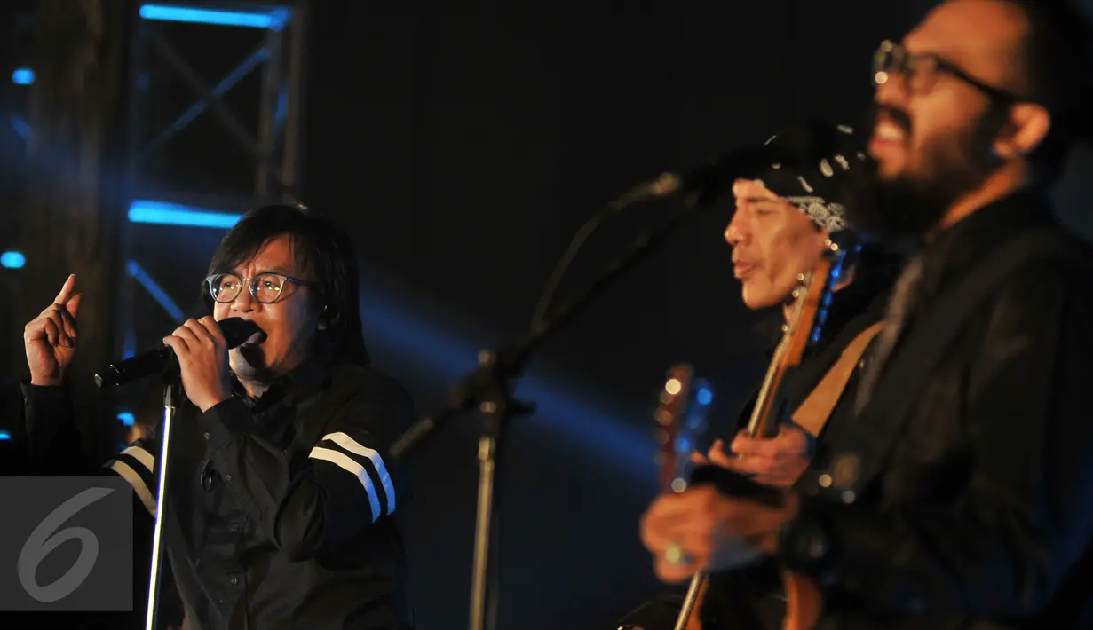 Grup Musik Dewa 19 saat konser Revolusi Pancasila di ruang Pustakaloka, gedung Nusantara IV, komplek DPR, Kamis (26/5/2016). Konser ini merupakan peringatan hari lahir Pancasila ke 70 yang jatuh pada tanggal 1 Juni (Liputan6.com/Johan Tallo)
