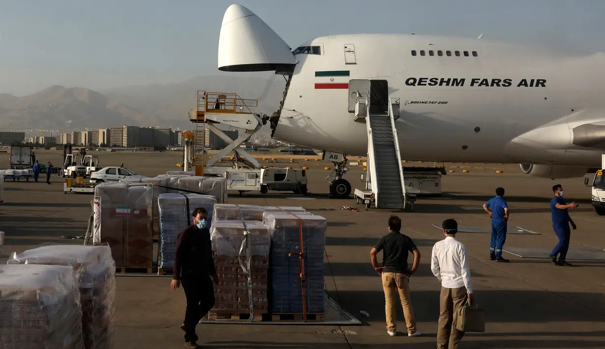 Pasokan bantuan dikumpulkan di landasan sebelum dimuat ke pesawat menuju Beirut, Lebanon, di Bandara Mehrabad di Teheran, Rabu (5/8/2020). Iran mulai mengirimkan makanan, obat-obatan, dan peralatan medis ke Lebanon pascaledakan dahsyat yang mengguncang pelabuhan di Beirut. (AP Photo/Vahid Salemi)