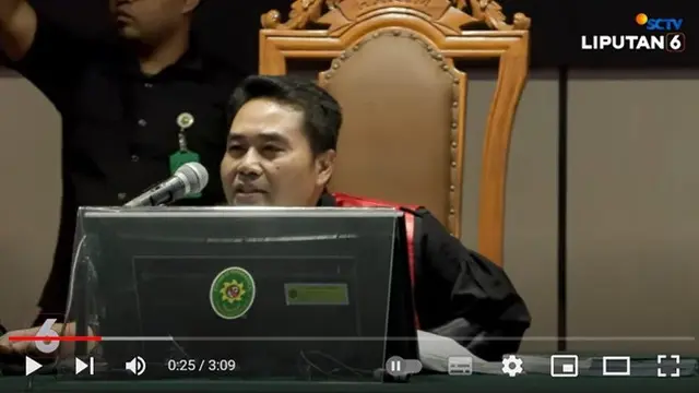 Hakim Tunggal PN Bandung, Eman Sulaeman saat membacakan putusan praperadilan atas penetapan tersangka Pegi Setiawan dalam kasus pembunuhan Vina dan Eky. (YouTube Liputan6)