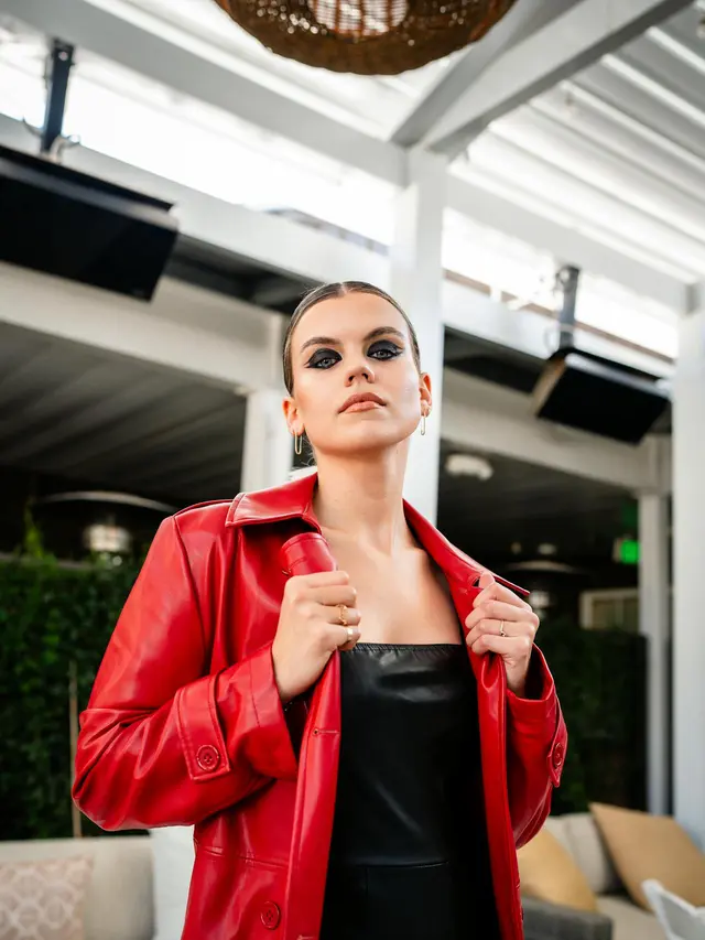 Tips Mix and Match Warna Pakaian Tanpa Terlihat Norak, Dijamin Gaya Selalu On Point!