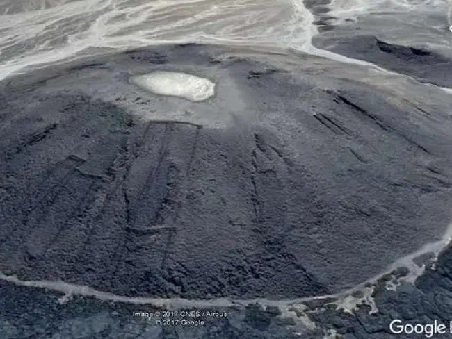 Struktur misterius mirip gerbang ditemukan di area vulkanik Harrat Khaybar, Arab Saudi (Google Earth)