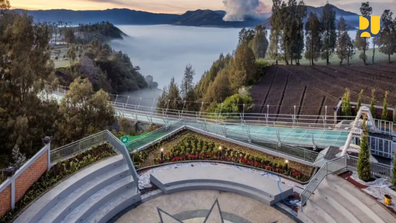 Kementerian PUPR tengah merampungkan pembangunan jembatan kaca yang diklaim akan jadi ikon pariwisata baru kawasan Bromo.