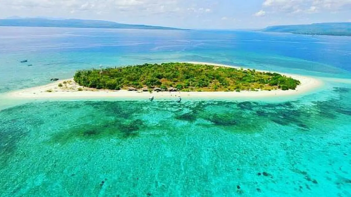 Keindahan Pulau Tabuhan: Pemandangan pantai berpasir putih yang bersih dan air laut yang jernih di Pulau Tabuhan