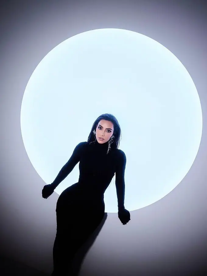 Tampilan Serba Hitam Kim Kardashian di People’s Choice Awards, Sabet Penghargaan Fashion Icon