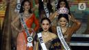 Puteri Indonesia 2020 Ayu Maulida Putri atau Ayuma mencopot mahkota untuk memasangkannya kepada Puteri Indonesia 2022 terpilih Laksmi Shari De Neefe Suardana saat Malam Puncak Grand Final Pemilihan Puteri Indonesia 2022 di Plenary Hall Jakarta Convention Center (JCC) Senayan, Jakarta, Jumat (27/5/2022). Laksmi Shari De Neefe Suardana terpilih menjadi Puteri Indonesia 2022. (Liputan6.com/Herman Zakharia)