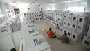Panitia Pemilihan Kecamatan (PPK) mengecek kotak logistik hasil Pemilu 2019 di Kecamatan Menteng, Jakarta, Kamis (18/4). KIP menargekan distribusi logistik hasil pemilu dari TPS ke tingkat PPK di daerah selesai dalam sehari dan dilanjutkan rekapitulasi pada 19 April. (Liputan6.com/Faizal Fanani)