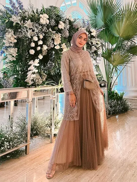 Padu padan lace outer dengan tutu skirt juga cocok untuk outfit kondangan berhijab. Seperti look Citra Kirana ini (Instagram/citraciki).