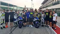 Valentino Rossi bersama kelima pembalap Asia yang menjadi peserta Master Camp di VR46 Academy. (Facebook)
